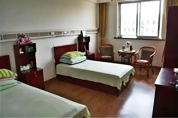 缅怀，金球奖颁奖典礼现场致敬若塔及其弟弟