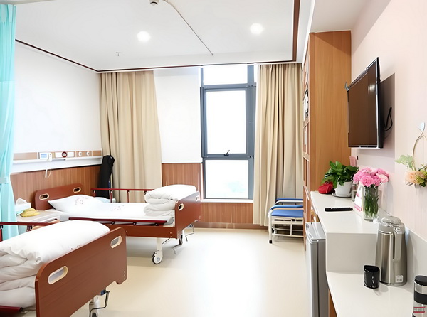 央视三报点评《阵地》，客观评价却遭差评炮轰，网友：不如看阅兵